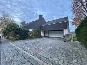 Doppelgarage mit Stellplatz