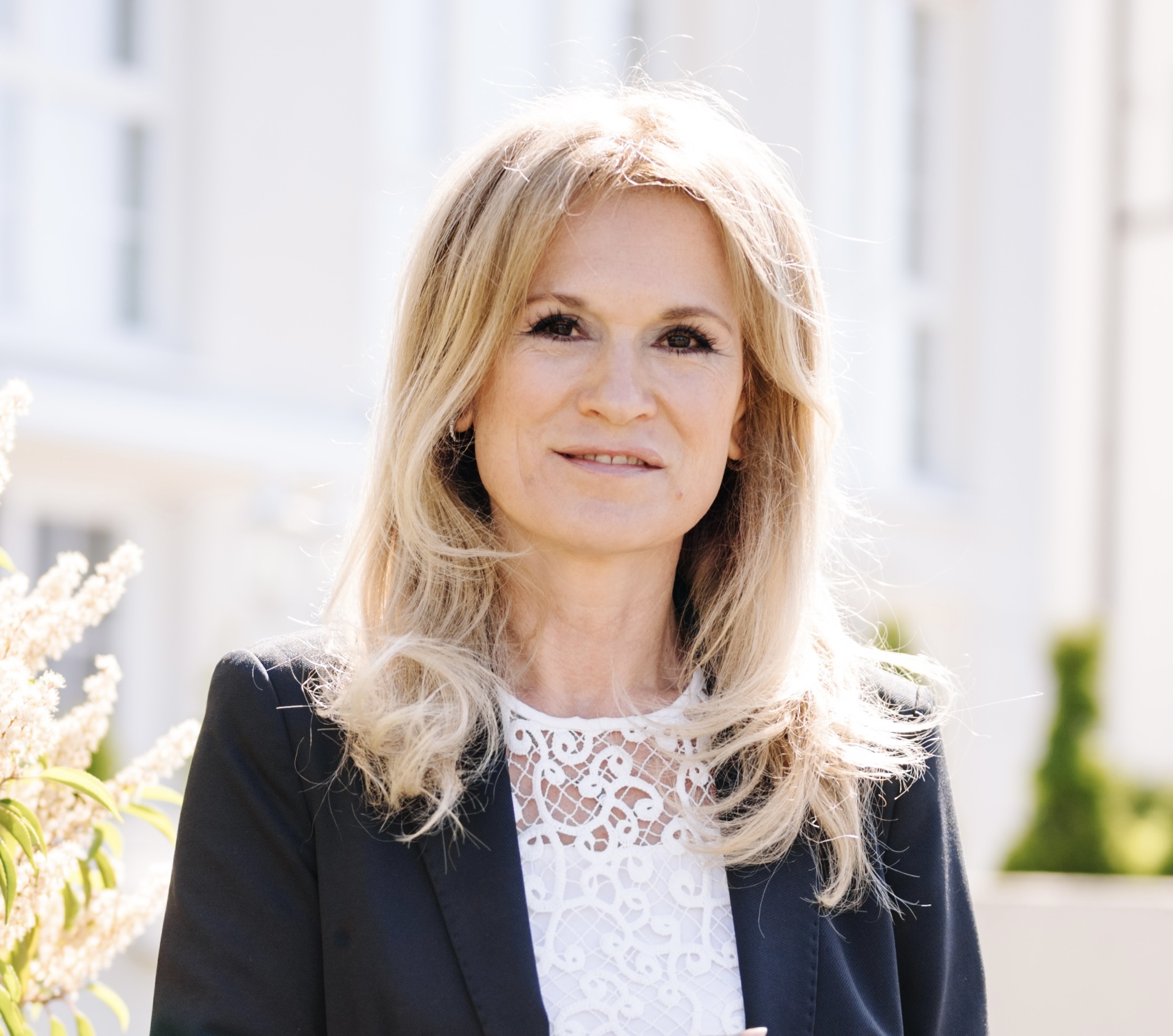 Frau Sabrina Lange